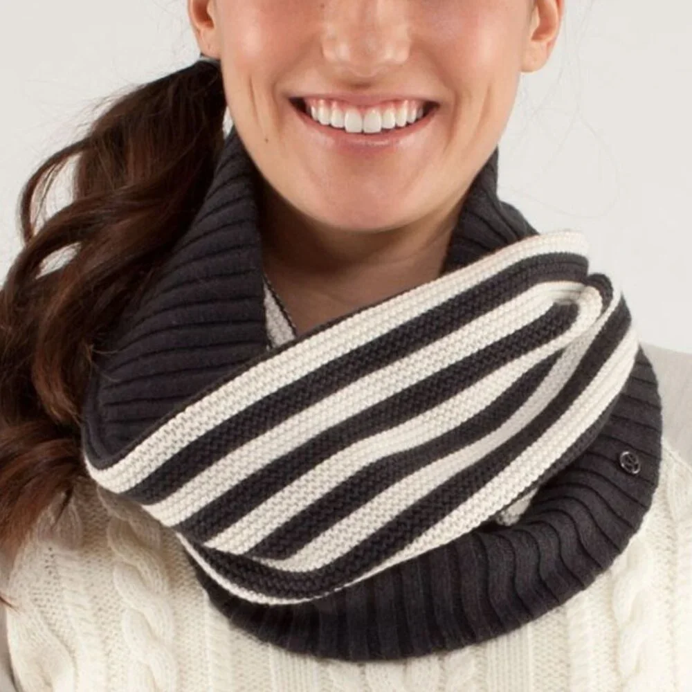 Lululemon Chalet Keep Your Neck Cozy Polar Cream / Deep Coal - VEUC - Like New - Picture 1 of 8